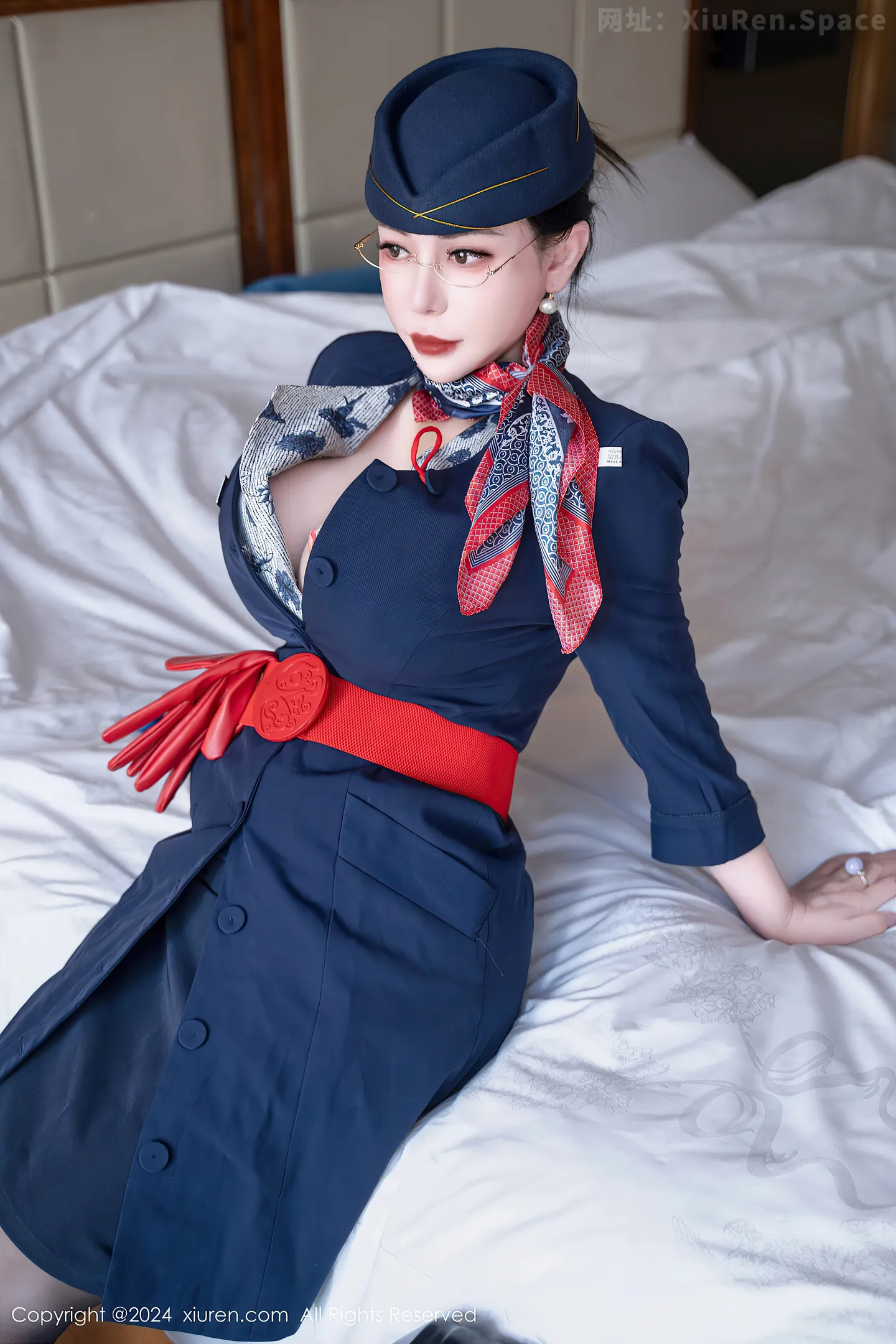 图片[2]-[XiuRen秀人网]VOL.8253 模特悦悦姐性感空姐制服露红色内衣配黑丝袜秀魔鬼身材诱惑写真75P-秀人网官方网站